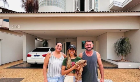 Key Alves aluga mansão milionária e posa de biquíni em nova hidromassagem