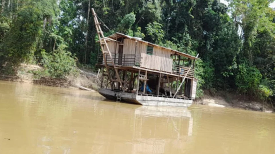 Exército destrói 5 balsas de garimpo ilegal na região do Vale do Javari no AM