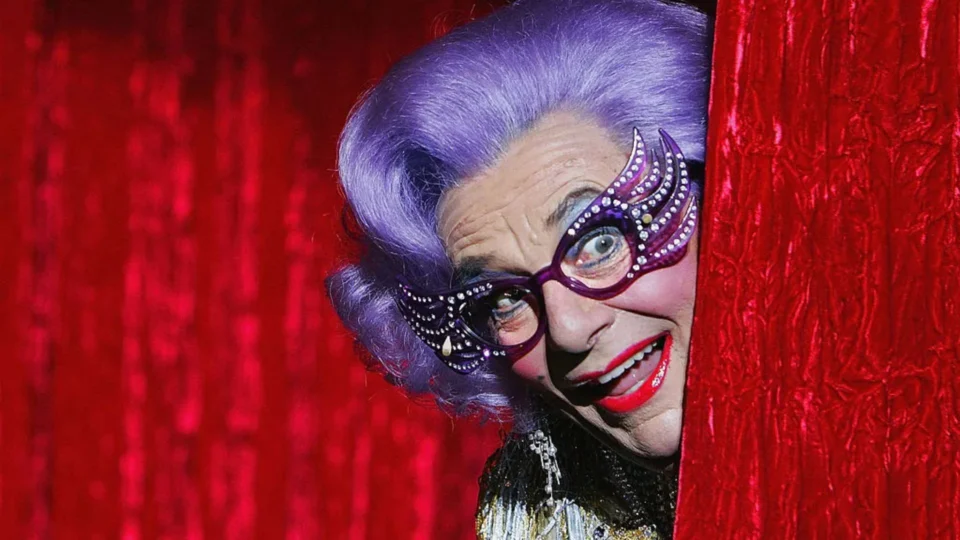 Comediante Barry Humphries morre aos 89 anos em Sydney, na Austrália