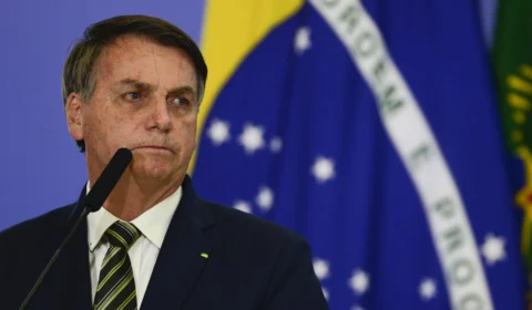 Após ficar inelegível, AGU prepara ação contra Bolsonaro por improbidade