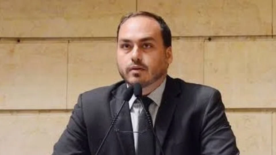 Carlos Bolsonaro perde porte de arma após PF negar renovação para 5 anos