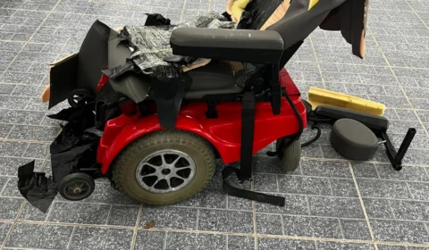 PF aprende 14 kg de cocaína escondida em cadeira de rodas no AM