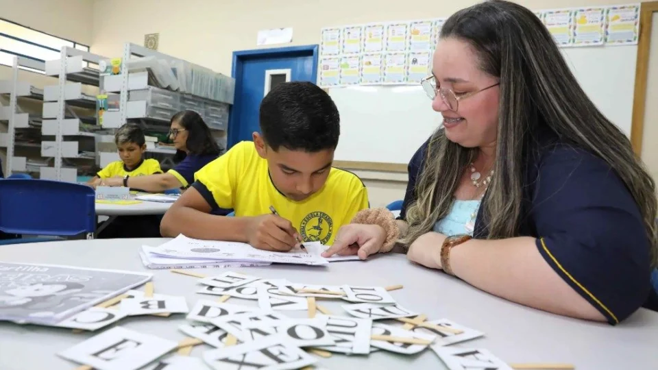 Ensino Fundamental: professoras usam ‘tempo livre’ para alfabetizar alunos