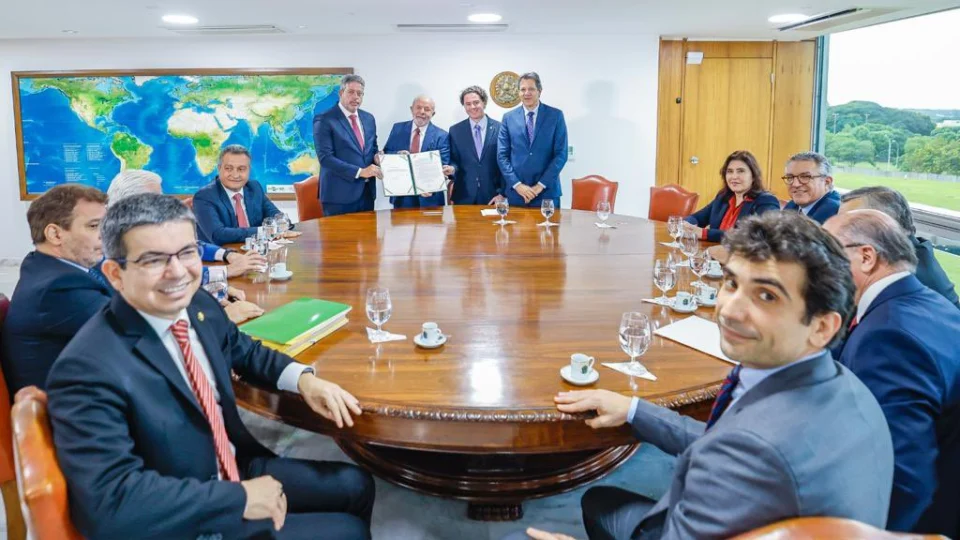 Com ajustes, governo entrega novo arcabouço fiscal ao Congresso Nacional