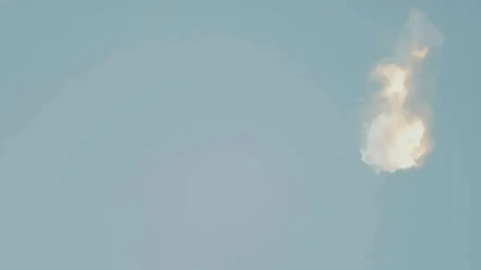 Foguete da SpaceX, de Elon Musk, explode logo após lançamento; veja vídeo