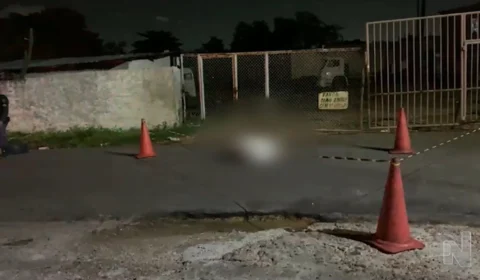VÍDEO: homem é assassinado com tiros por suspeitos em motocicleta em Manaus