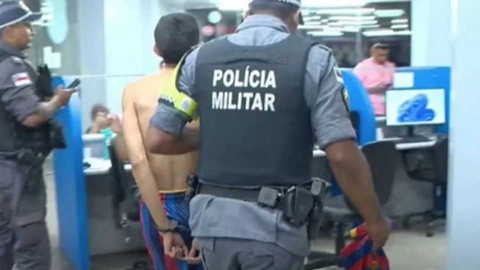 Jovem é preso após ejacular em mulher dentro de ônibus em Manaus