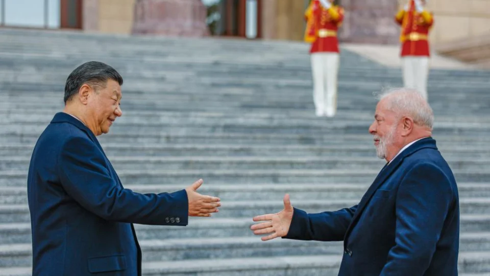 Brasil não vai mais vender empresas estatais, diz Lula à imprensa na China