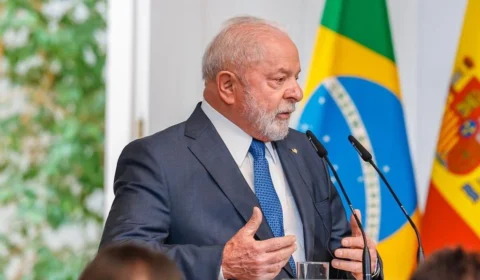 Em solenidade, Lula critica Bolsonaro: ‘dentro de casa com o rabinho preso’