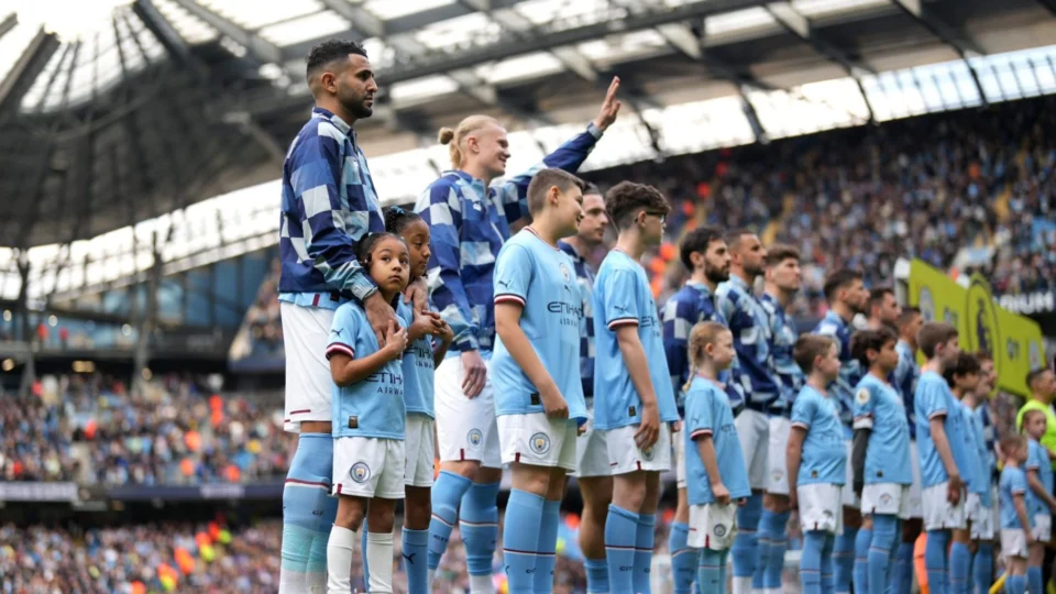 Manchester City vence Leicester e joga pressão no líder Arsenal