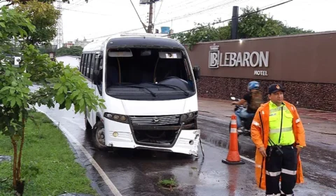 VÍDEO: micro-ônibus sofre acidente por conta de pista molhada em Manaus