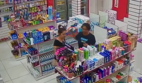 VÍDEO: mulheres são flagradas furtando drogaria na Zona Leste de Manaus