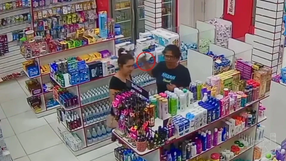 VÍDEO: mulheres são flagradas furtando drogaria na Zona Leste de Manaus