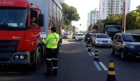 IMMU autua caminhões por transitarem fora de horário permitido em Manaus