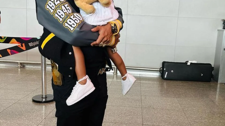 VÍDEO: MC Poze do Rodo esbanja simpatia com fãs em viagem pela Europa