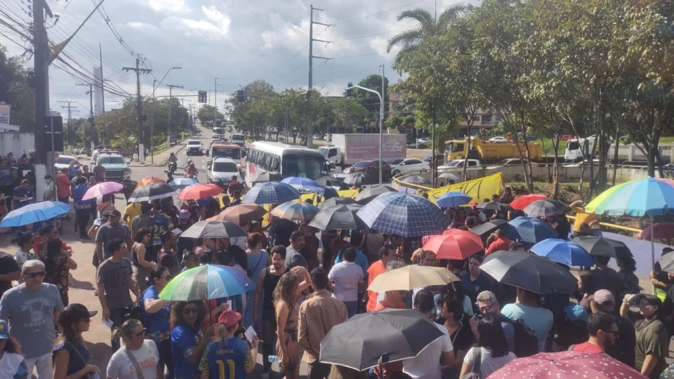 Professores fazem protesto e ameaçam greve em frente à sede do governo do AM