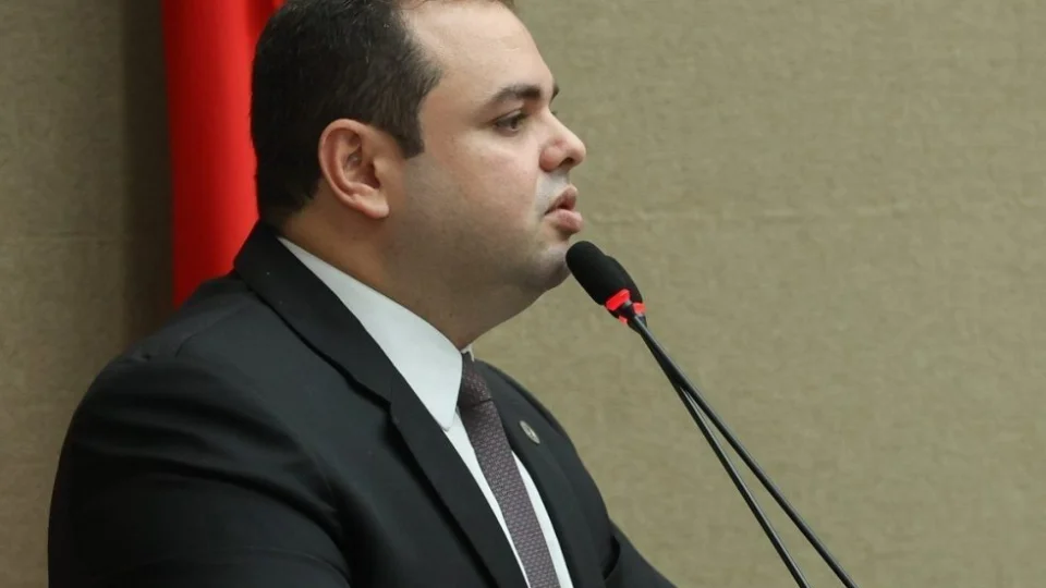 Roberto Cidade é reeleito presidente da Aleam em sessão relâmpago