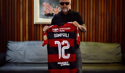 Sampaoli chega ao Rio de Janeiro e vai ao Maracanã assistir jogo do Flamengo