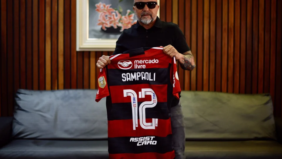 Sampaoli chega ao Rio de Janeiro e vai ao Maracanã assistir jogo do Flamengo