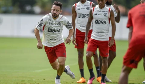Técnico interino do Flamengo muda esquema de três zagueiros para estreia na Copa do Brasil