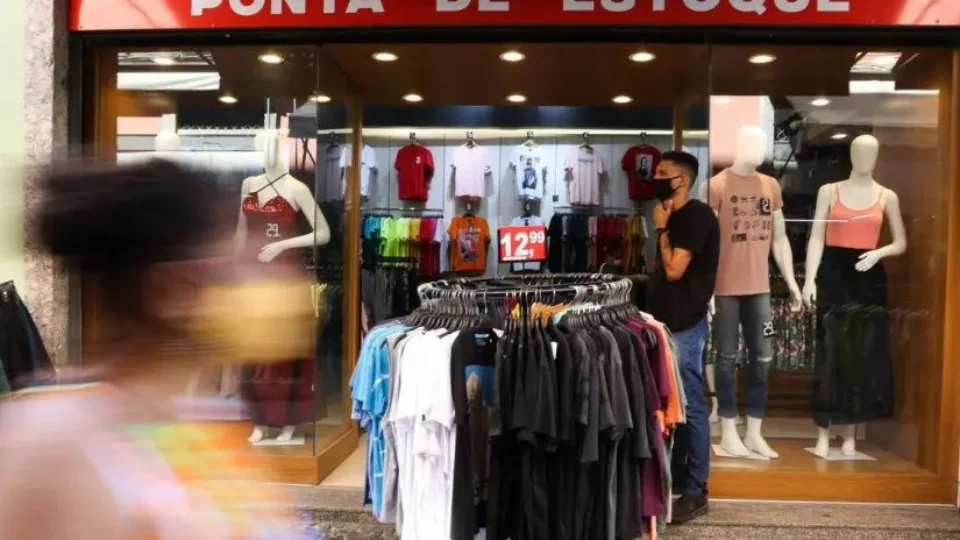 Vendas do comércio caem 0,5% em fevereiro no AM, diz IBGE