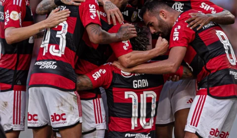 Com Sampaoli assistindo, Flamengo vence o Coritiba por 3 a 0, na estreia do Brasileirão