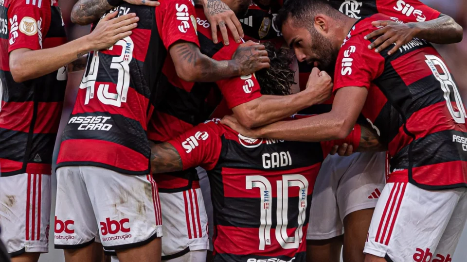 Com Sampaoli assistindo, Flamengo vence o Coritiba por 3 a 0, na estreia do Brasileirão
