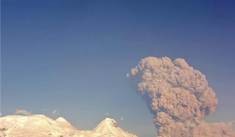 Cientistas e turistas sobrevivem erupção de vulcão na Rússia