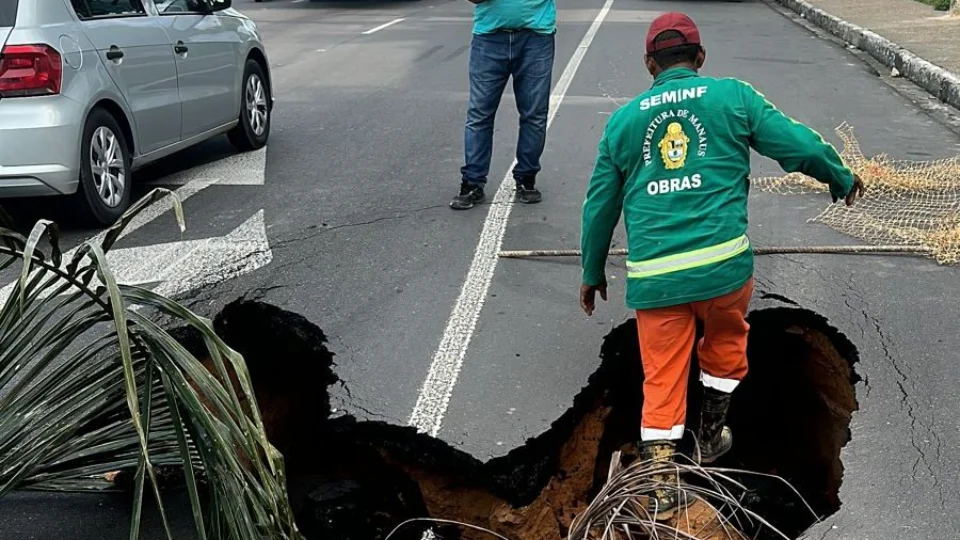 Cratera abre e interdita trecho da avenida Torquato Tapajós em Manaus