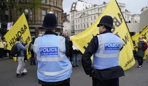 Manifestantes anti-monarquia são presos próximo coroação de rei Charles III