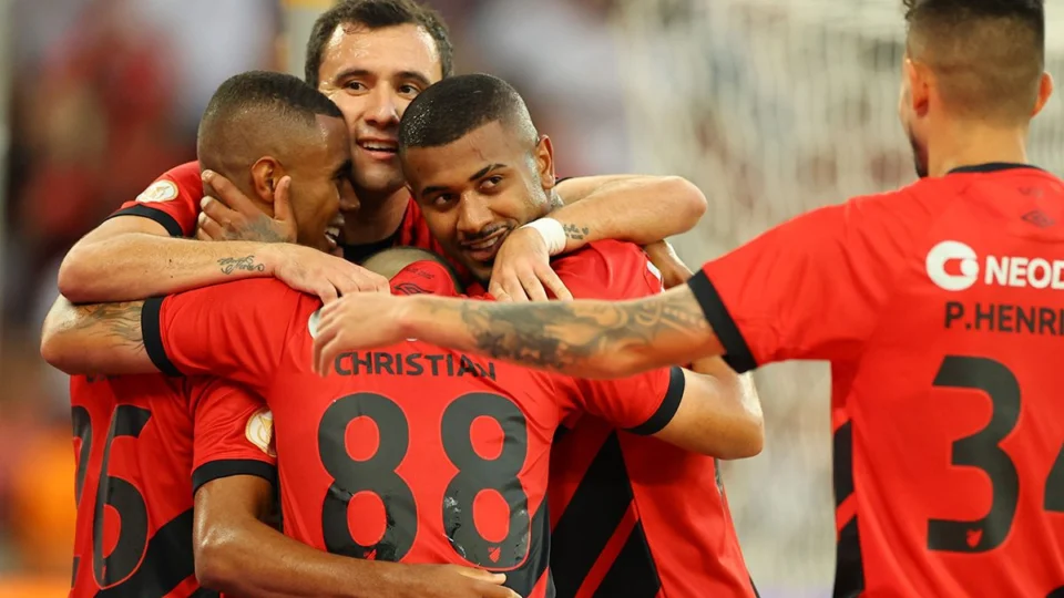 Brasileirão: Flamengo perde de virada do Athletico-PR de 2 a 1