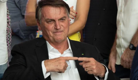 Bolsonaro recebe semi-joia e ironiza com presente saudita: “maior problema”