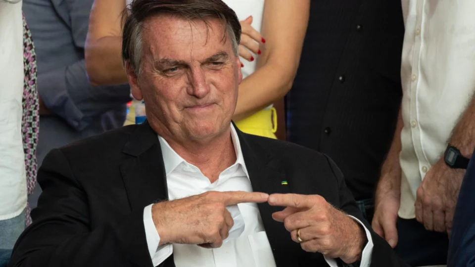 Bolsonaro recebe semi-joia e ironiza com presente saudita: “maior problema”