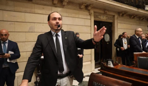 Carlos Bolsonaro é alvo de operação da Polícia Federal