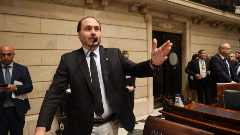 Carlos Bolsonaro é alvo de operação da Polícia Federal