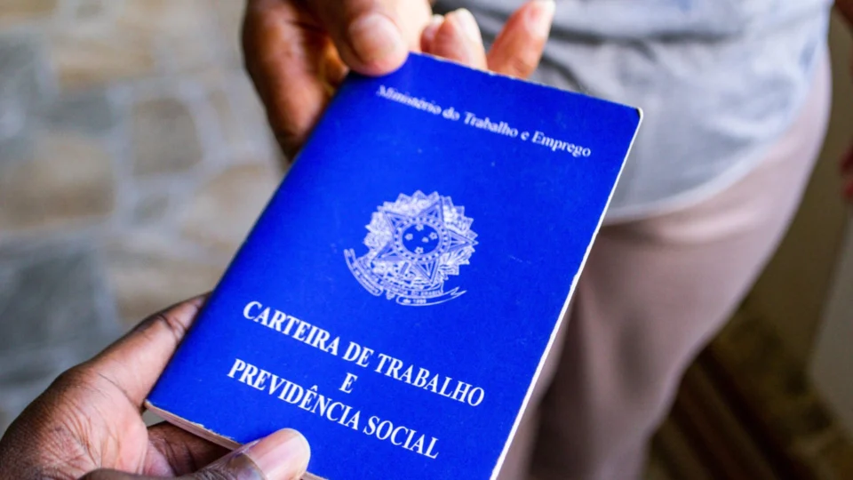 Novo Caged divulga dados recentes sobre empregos com carteira assinada