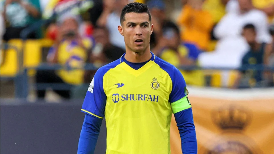 Cristiano Ronaldo empurra assistente de time adversário após jogo