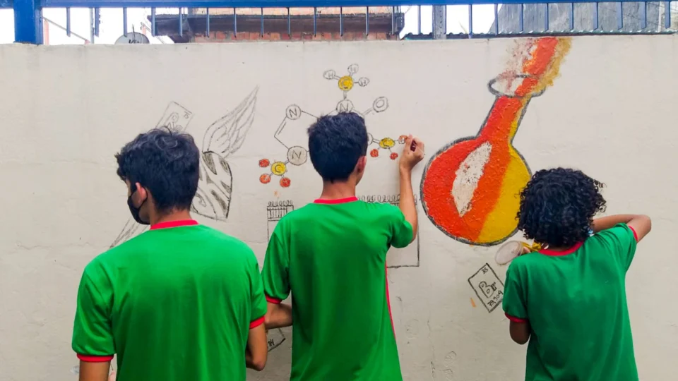 Alunos da rede pública de ensino produzem tinta biodegradável em projeto no AM