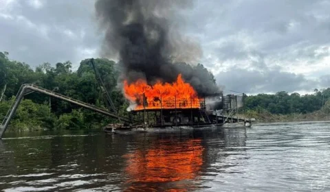 Forças Armadas e Ibama destroem 29 embarcações do garimpo ilegal no AM