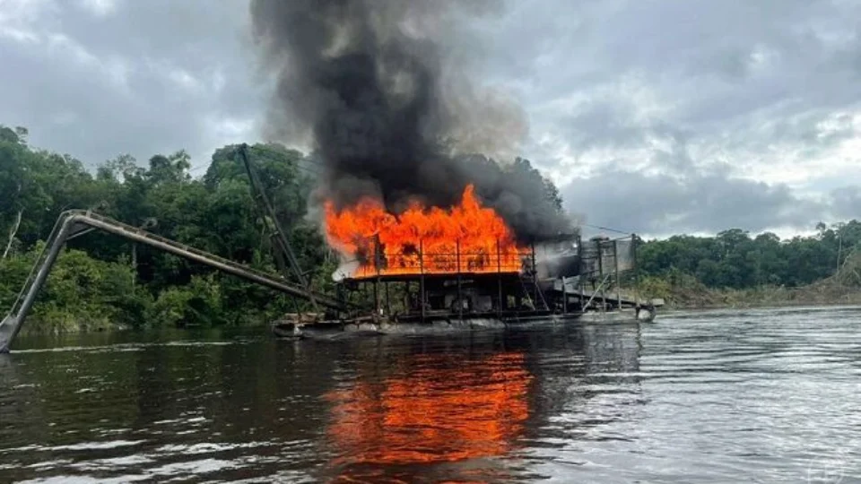 Forças Armadas e Ibama destroem 29 embarcações do garimpo ilegal no AM