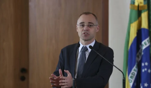 Mendonça derruba suspensão de julgamento que pode render R$ 90 bilhões ao governo