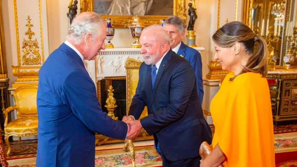 Lula cumprimenta rei Charles III e diz que monarca tem ‘carinho pelo Brasil’