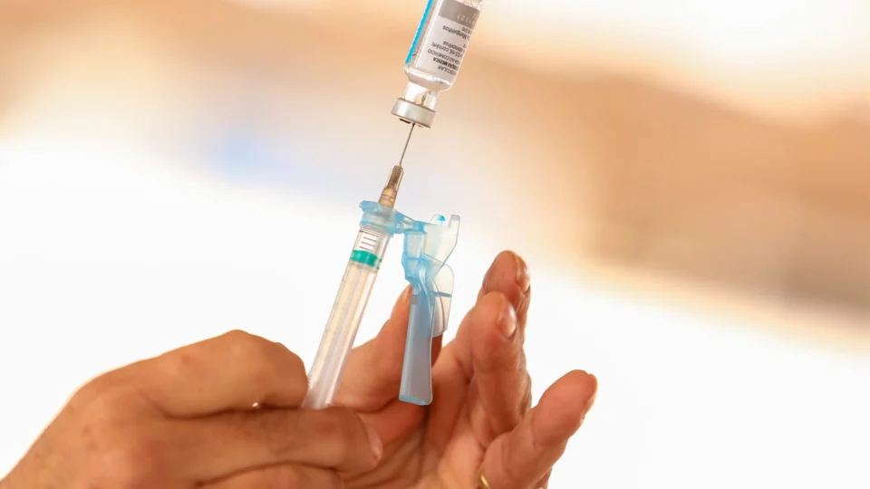 Ministério da Saúde estuda vacinação contra covid-19 apenas para prioritários