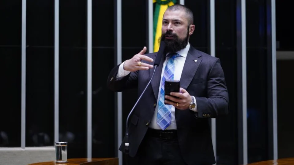 Aprovada PL que proíbe instituições de ensino de cobrar por diploma