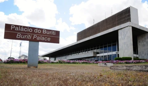 Para equilibrar contas, Ibaneis Rocha bloqueia uso de R$ 1 bilhão no DF