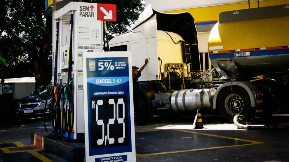 Petrobras aprova nova política para preços da gasolina e do diesel