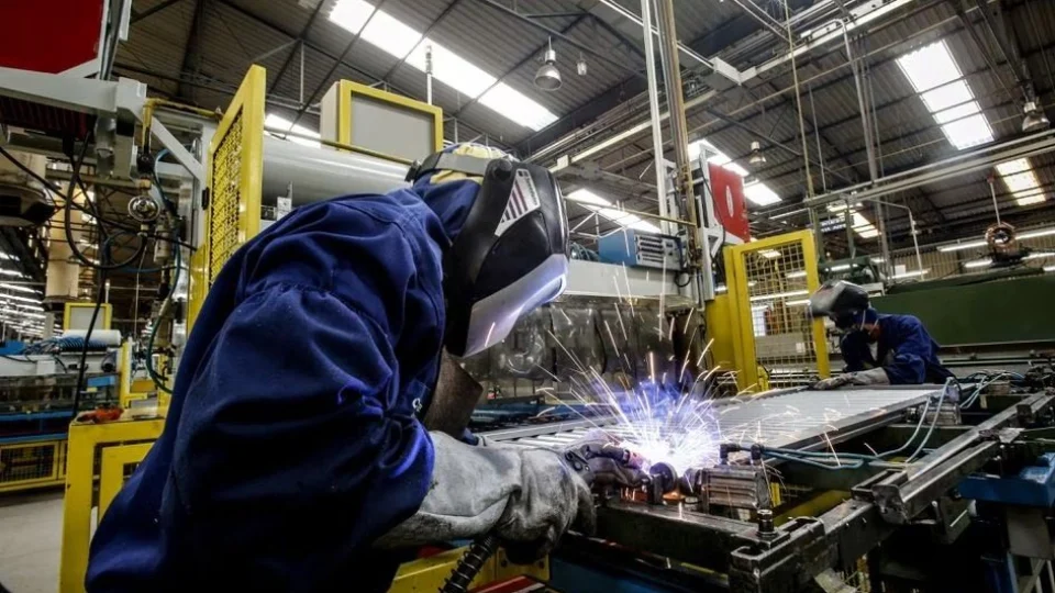 Produção industrial sobe 1,1% em março, após dois meses de queda, diz IBGE