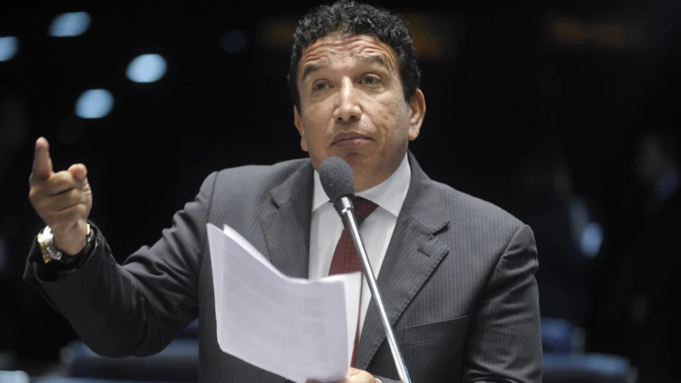 Senador crítica repercussão do caso de racismo sofrido por Vinícius Júnior