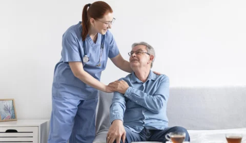 Atendimento domiciliar para idosos com cuidador pelo SUS é aprovada no Senado