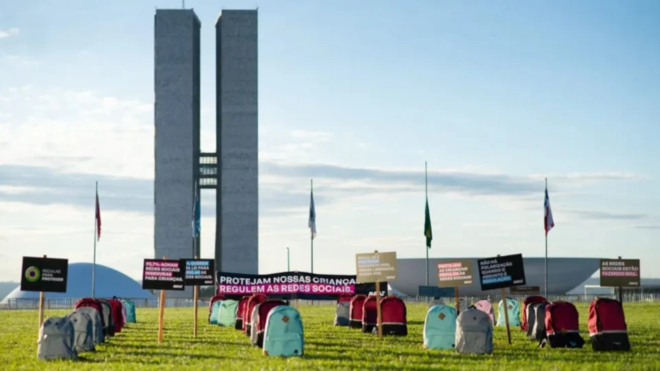 Ato com mochilas vazias no Congresso lembra vítimas de ataques em escolas
